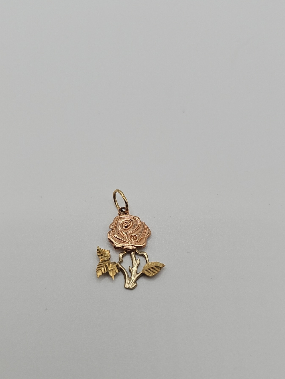 14 K Gold and Rose Pendant Charm Flower. Lovely Charm Excellant Condition.